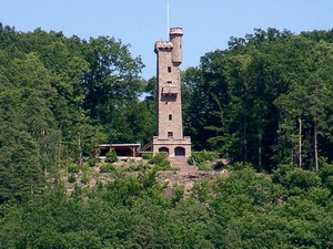 Der Klingenberger Aussichtsturm auf dem Kamm des Schlossbergs. Turm und Wanderheim sind ein beliebtes Ausflugsziel fr Wanderer.